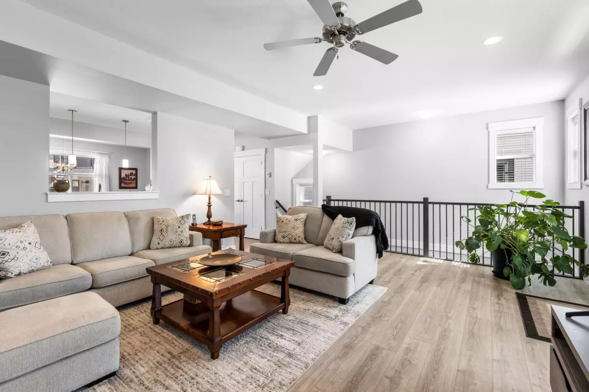 Family Room Photo of 25 386 Pine Avenue, Harrison Hot Springs, BC