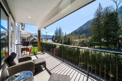 Breakfast Nook Photo of 25 386 Pine Avenue, Harrison Hot Springs, BC