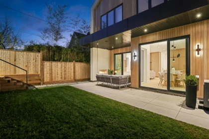 2 2130 E 2 Avenue, Vancouver, BC, Vancouver — Half Duplex for sale