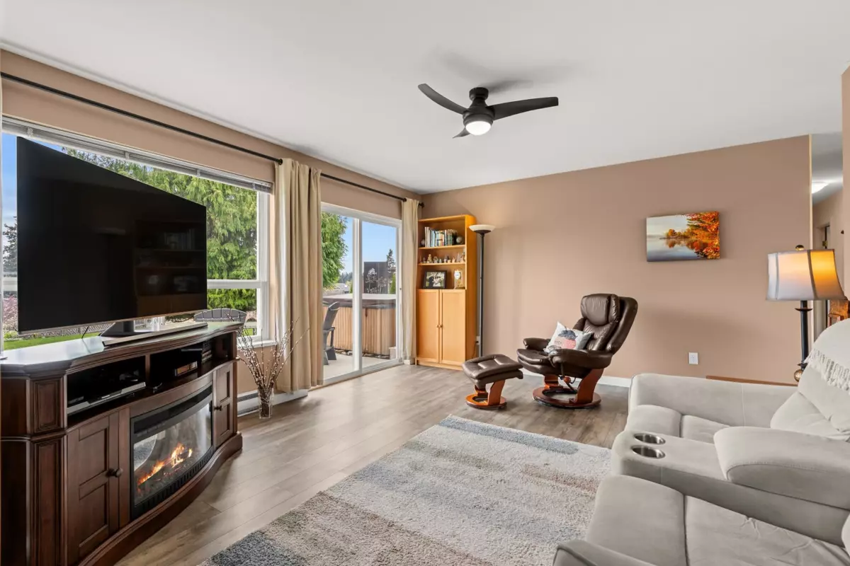 Dining Area Photo of 6365 Homestead Avenue, Sechelt, BC