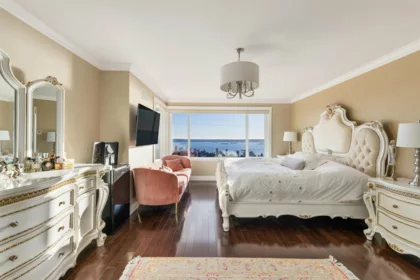 Hot Tub / Spa Photo of 2198 Rosebery Avenue, West Vancouver, BC