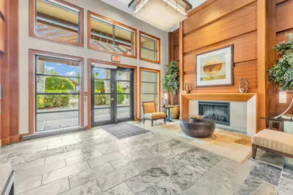 Swimming Pool Photo of 401 3315 Cypress Place, West Vancouver, BC