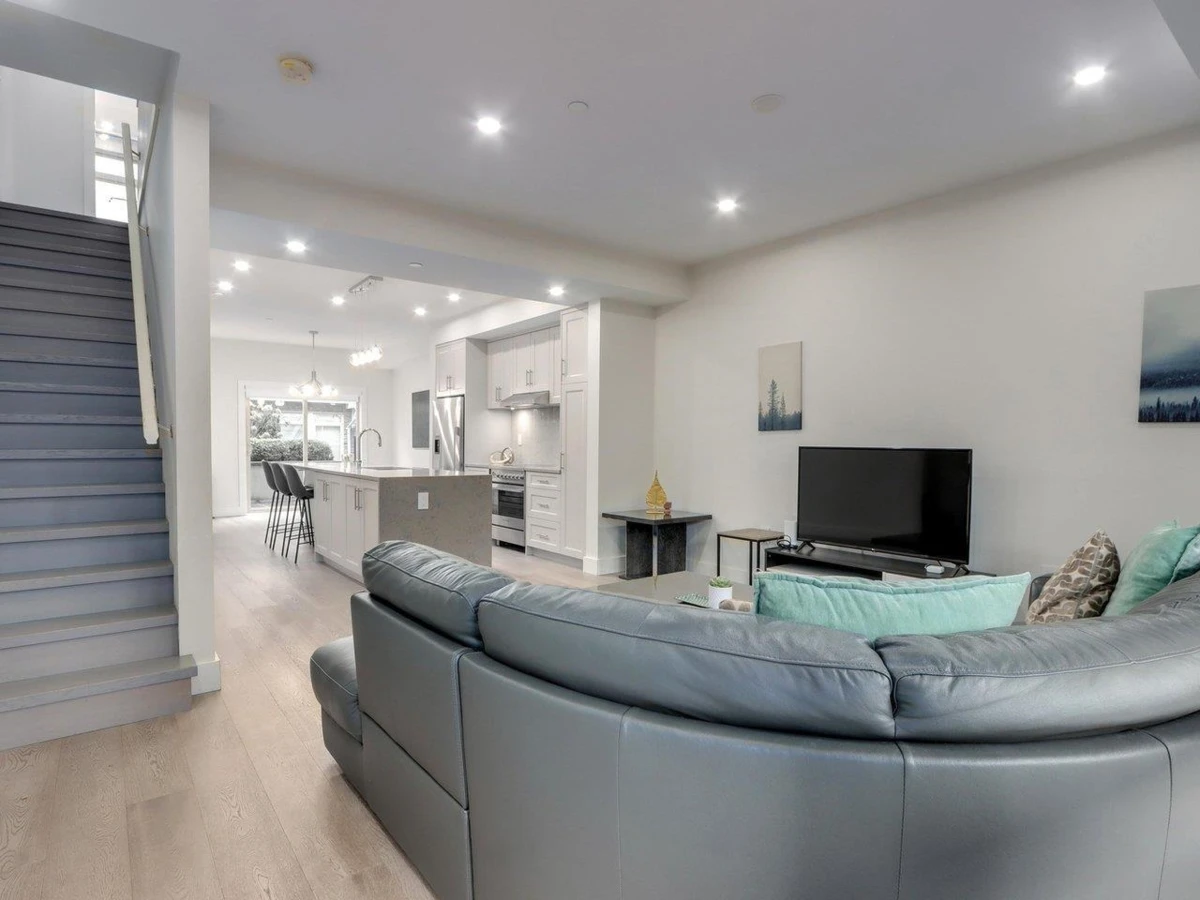 Living Room Photo of 3 115 W Queens Road, North Vancouver, BC