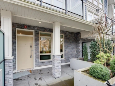 Entry Foyer Photo of 3 115 W Queens Road, North Vancouver, BC