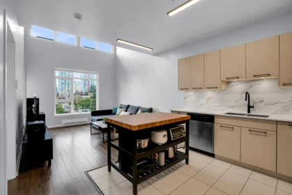 PH5 5248 Grimmer Street, Burnaby, BC, Burnaby — Apartment/Condo for sale