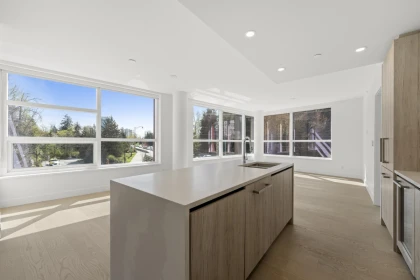 Kitchen Island Photo of 305 423 6th Street, West Vancouver, BC