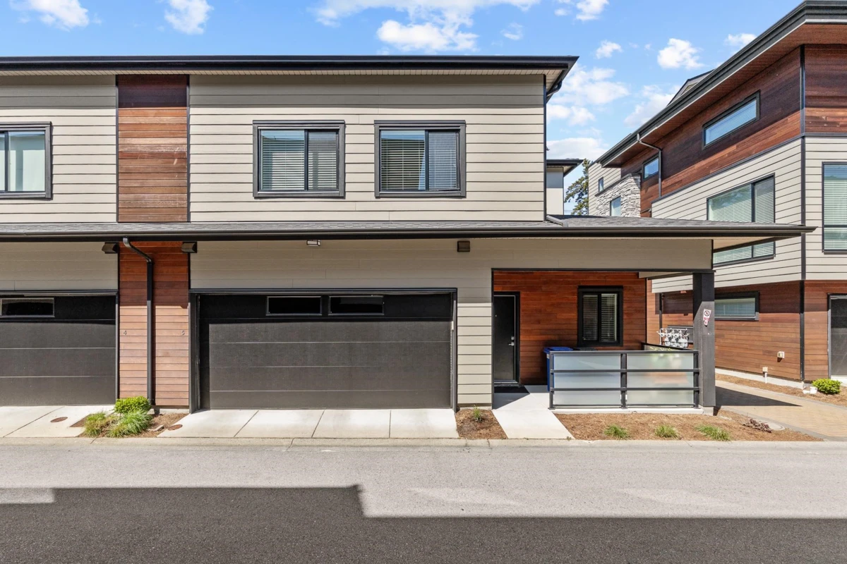 Living Room Photo of 5 15688 28 Avenue, Surrey, BC