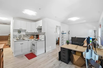 Kitchen Island Photo of 15544 Russell Avenue, White Rock, BC