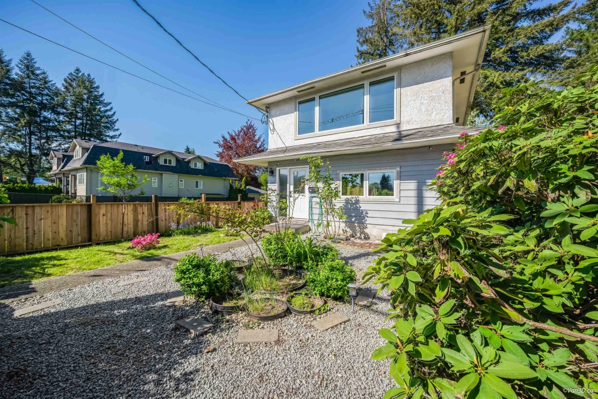 Living Room Photo of 890 Westwood Street, Coquitlam, BC