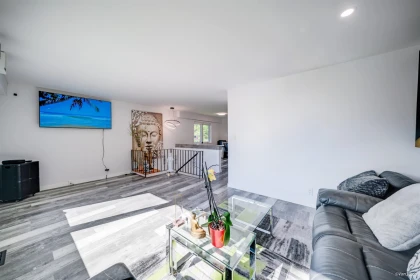 Hallway Photo of 890 Westwood Street, Coquitlam, BC