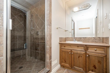 Guest Bathroom Photo of 16337 113b Avenue, Surrey, BC