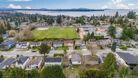 15894 Thrift Avenue, White Rock, BC, White Rock — Single Family Residence for sale