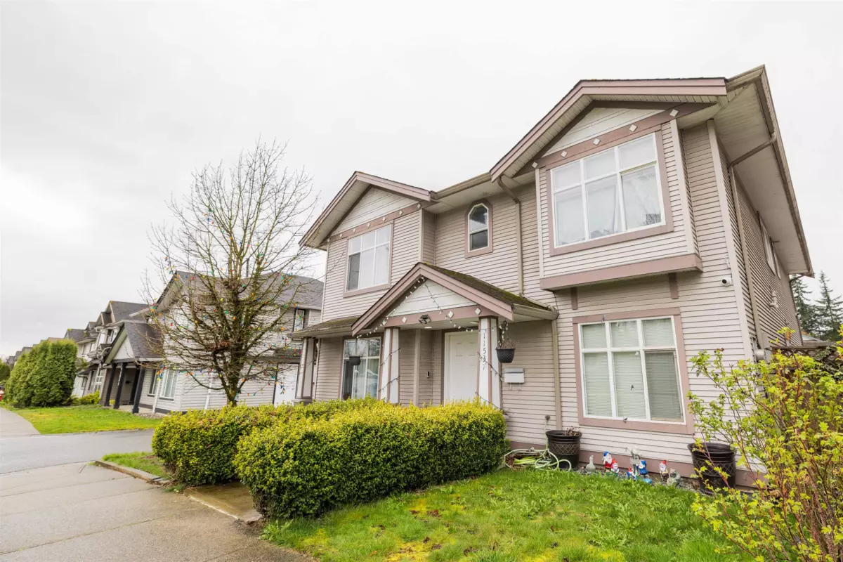 Living Room Photo of 11537 240 Street, Maple Ridge, BC