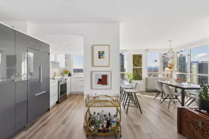 Kitchen Island Photo of 3203 2138 Madison Avenue, Burnaby, BC