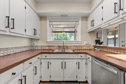 Primary Bathroom Photo of 34282 Cedar Avenue, Abbotsford, BC