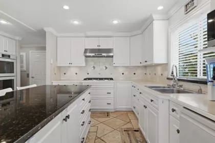 Kitchen Island Photo of 15477 Columbia Avenue, White Rock, BC