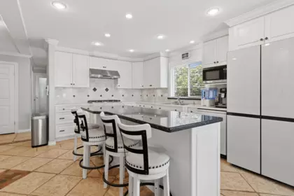 Kitchen Photo of 15477 Columbia Avenue, White Rock, BC