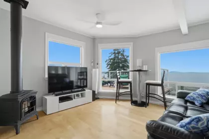 Mudroom Photo of 15477 Columbia Avenue, White Rock, BC