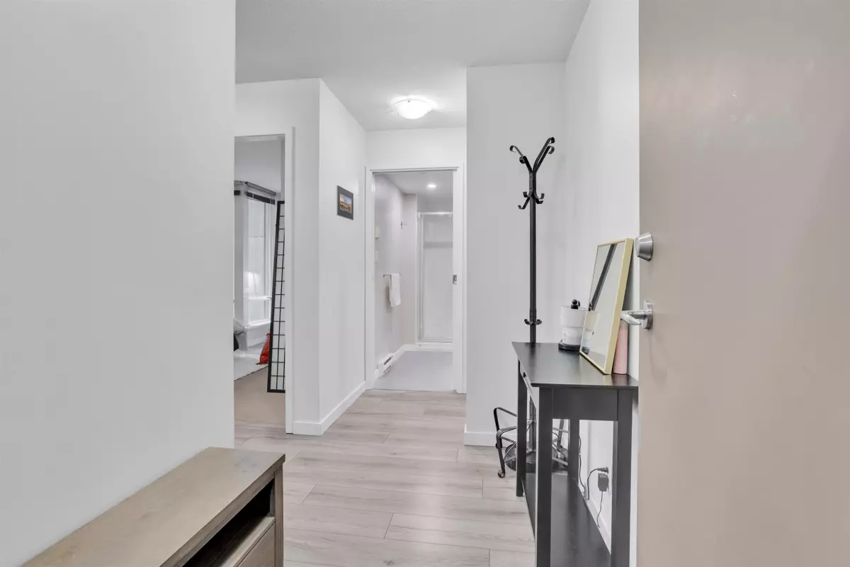 Family Room Photo of 502 233 Robson Street, Vancouver, BC