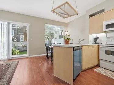Kitchen Photo of 3 2678 King George Boulevard, Surrey, BC