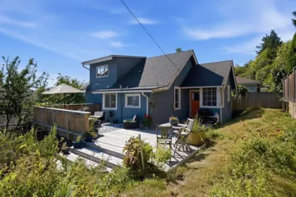 633 Beach Avenue, Gibsons, BC, Gibsons — Single Family Residence for sale