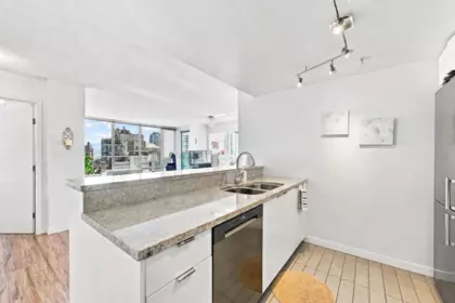 Kitchen Island Photo of 1703 233 Robson Street, Vancouver, BC