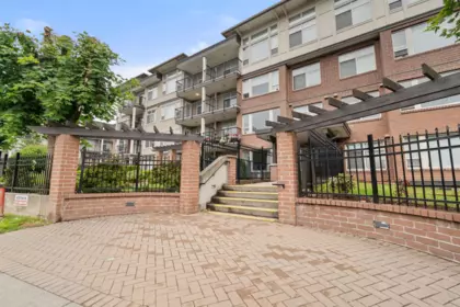 Front Yard Photo of 206 46289 Yale Road, Chilliwack, BC