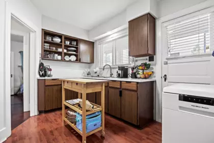 Kitchen Island Photo of 815 Eighth Avenue, New Westminster, BC