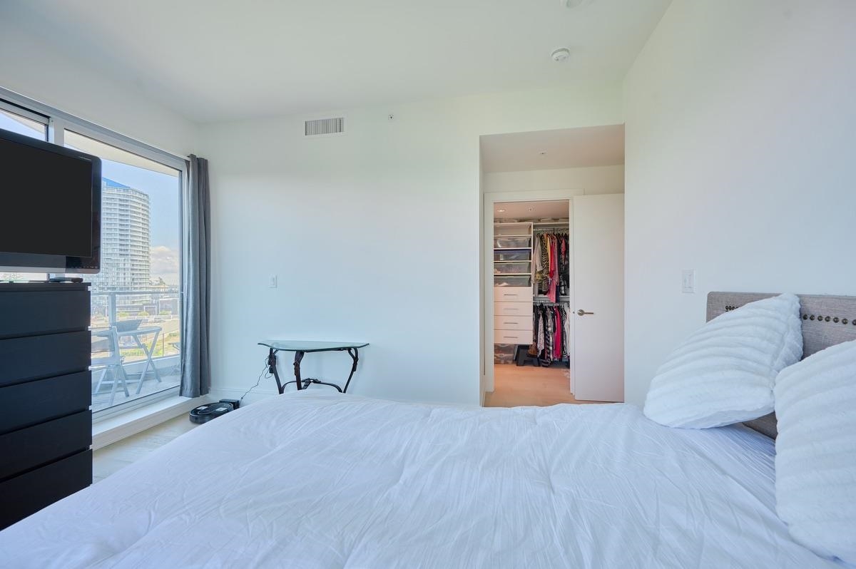 Kitchen Island Photo of 801 1501 Foster Street, Surrey, BC