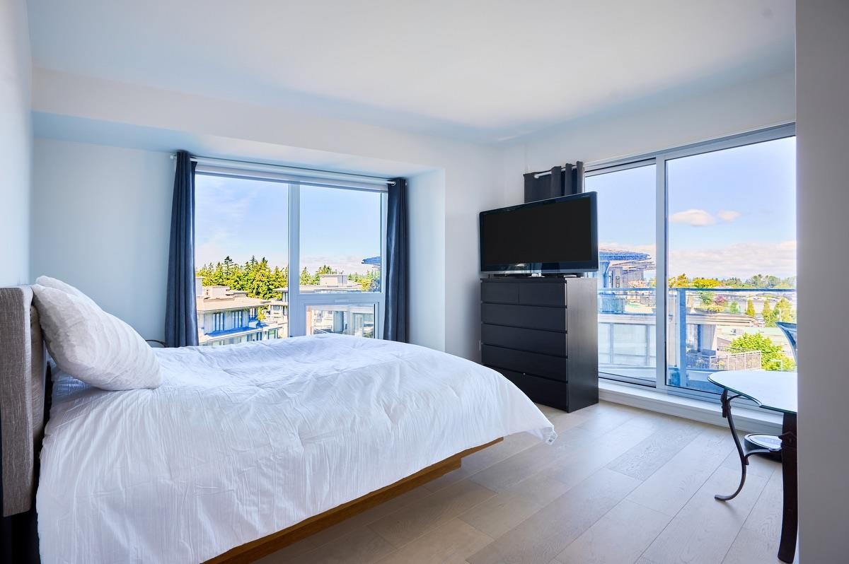 Kitchen Photo of 801 1501 Foster Street, White Rock, BC