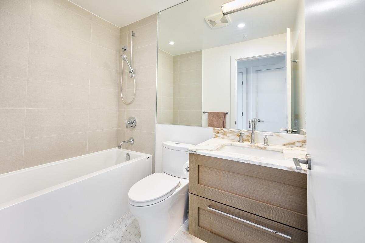 Primary Bathroom Photo of 801 1501 Foster Street, White Rock, BC