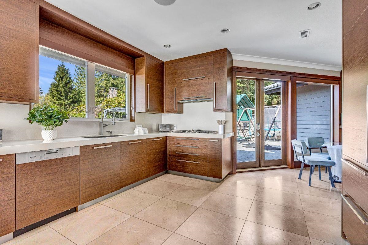 Walk-In Closet Photo of 1365 Cammeray Road, West Vancouver, BC