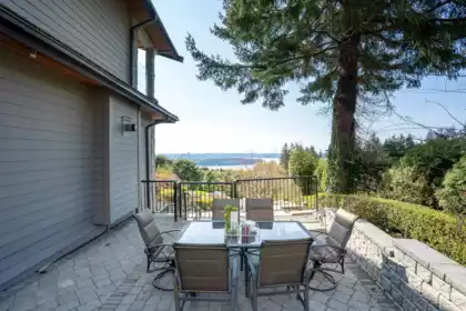 Breakfast Nook Photo of 1365 Cammeray Road, West Vancouver, BC