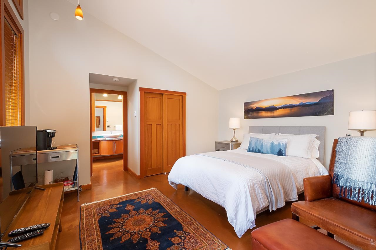 Backyard Photo of 896 Taylor Road, Bowen Island, BC