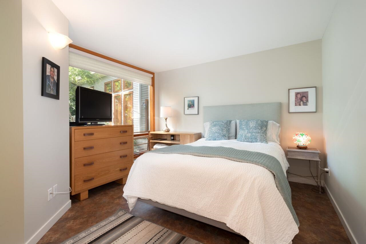 Basement Recreation Room Photo of 896 Taylor Road, Bowen Island, BC