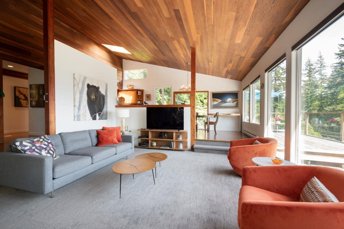 Breakfast Nook Photo of 896 Taylor Road, Bowen Island, BC