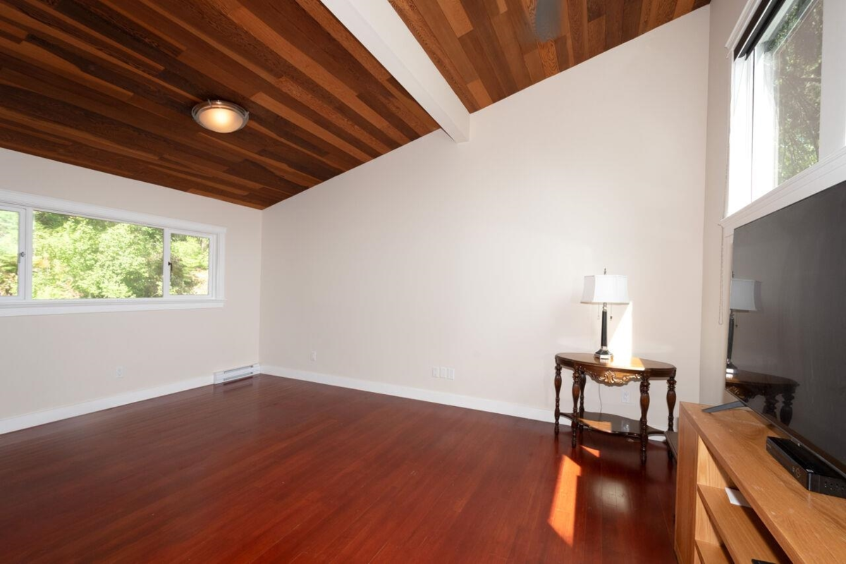 Entry Foyer Photo of 896 Taylor Road, Bowen Island, BC