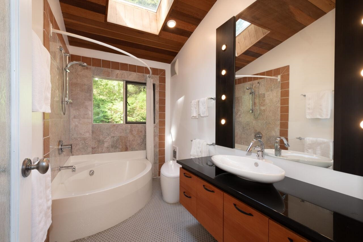 Hallway Photo of 896 Taylor Road, Bowen Island, BC