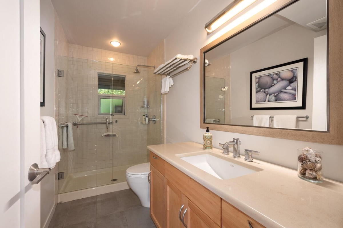 Laundry Room Photo of 896 Taylor Road, Bowen Island, BC