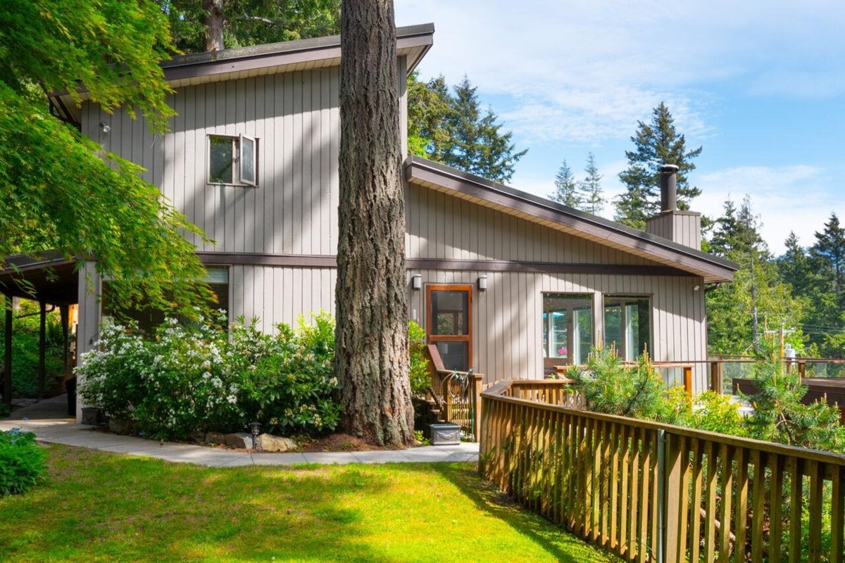 Living Room Photo of 896 Taylor Road, Bowen Island, BC