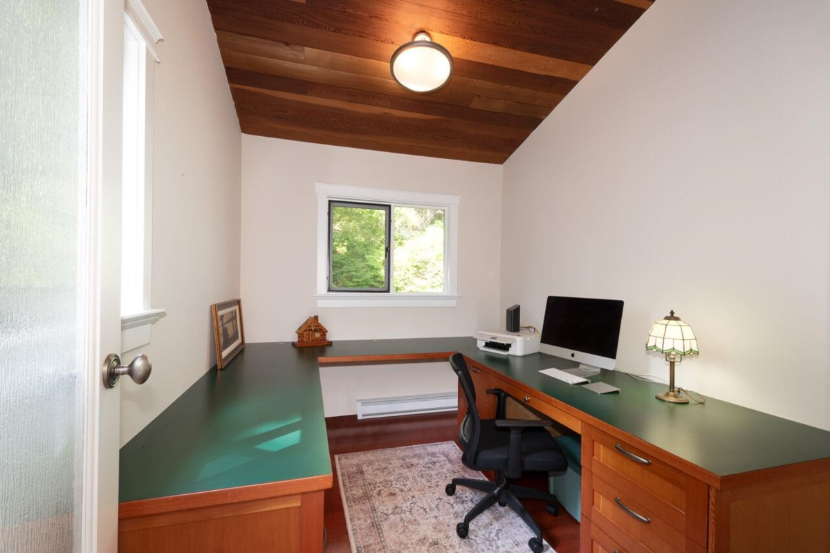 Mudroom Photo of 896 Taylor Road, Bowen Island, BC