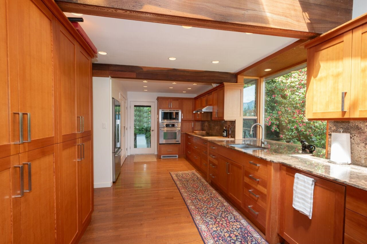 Powder Room Photo of 896 Taylor Road, Bowen Island, BC