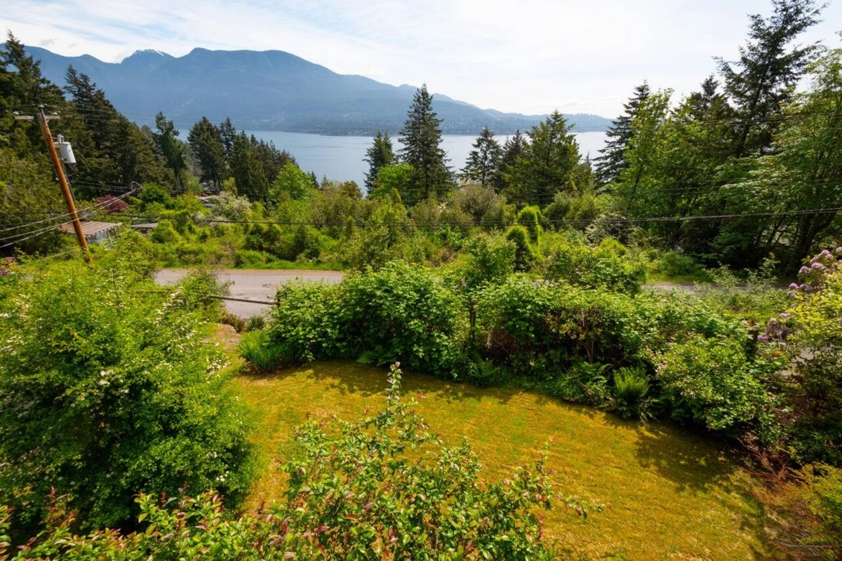 Staircase Photo of 896 Taylor Road, Bowen Island, BC