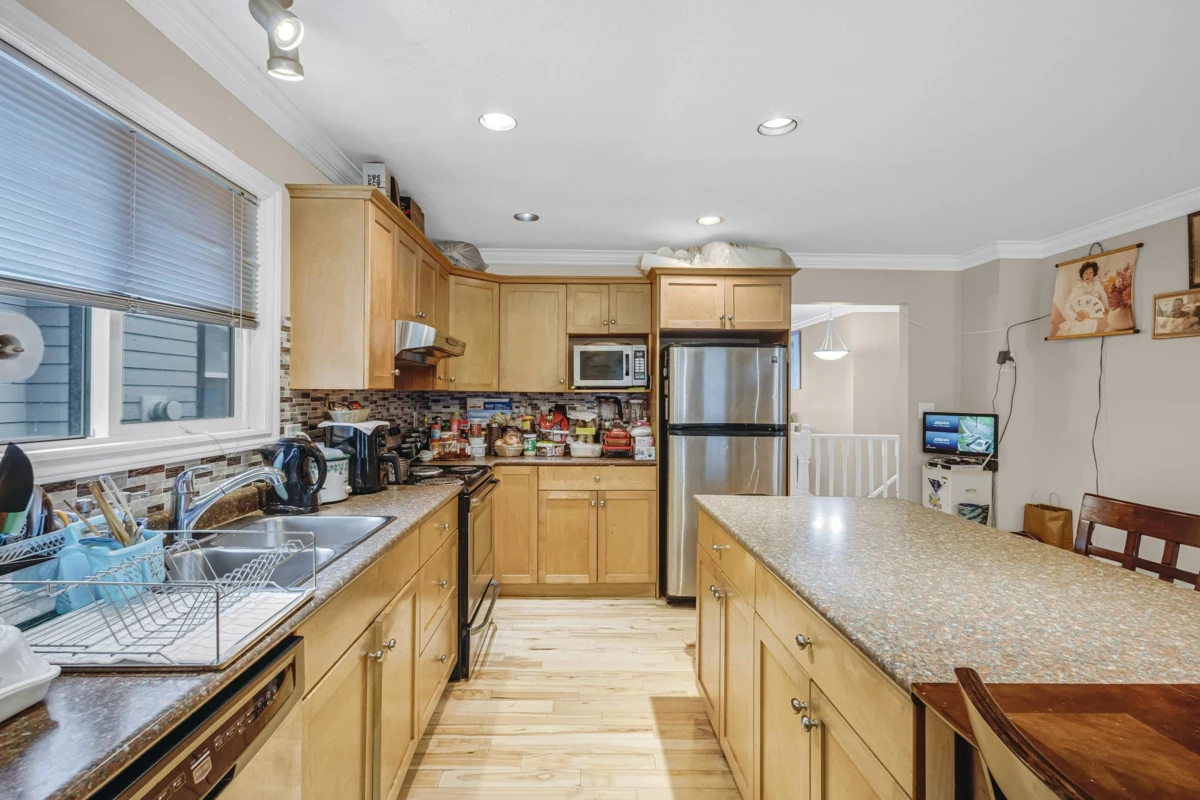 Walk-In Closet Photo of 46205 Stoneview Drive, Chilliwack, BC