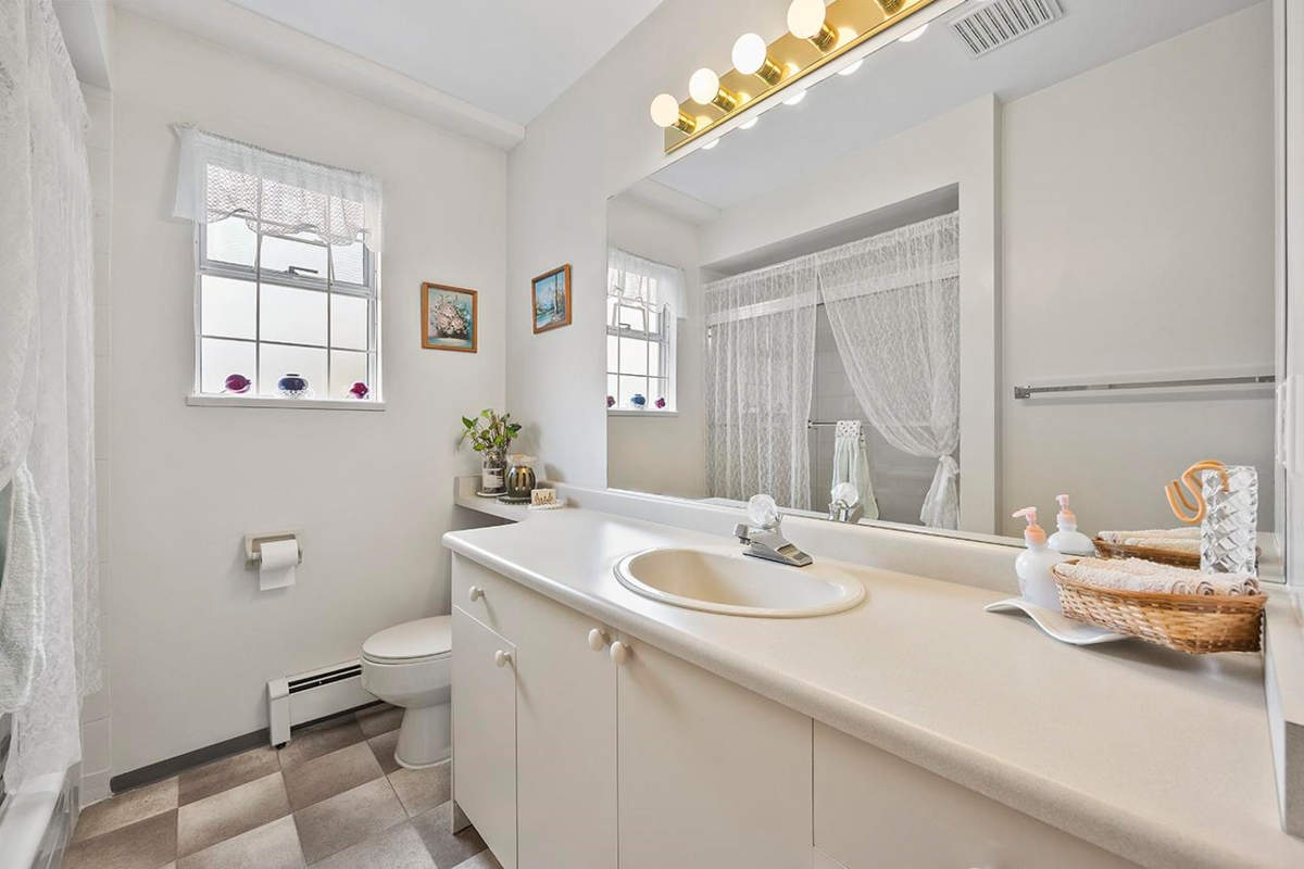 Entry Foyer Photo of 7168 Sussex Avenue, Burnaby, BC