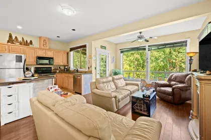 Hallway Photo of 2518 Whatcom Road, Abbotsford, BC