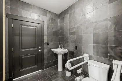 Walk-In Closet Photo of 2518 Whatcom Road, Abbotsford, BC