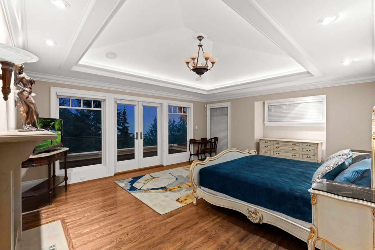 Entry Foyer Photo of 3090 Mathers Avenue, West Vancouver, BC