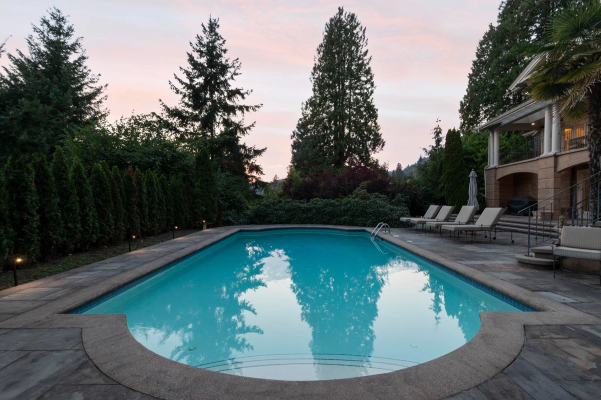 Fitness Center Photo Near 3090 Mathers Avenue, West Vancouver, BC