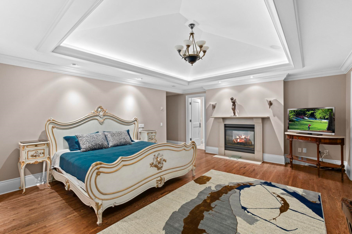 Hallway Photo of 3090 Mathers Avenue, West Vancouver, BC